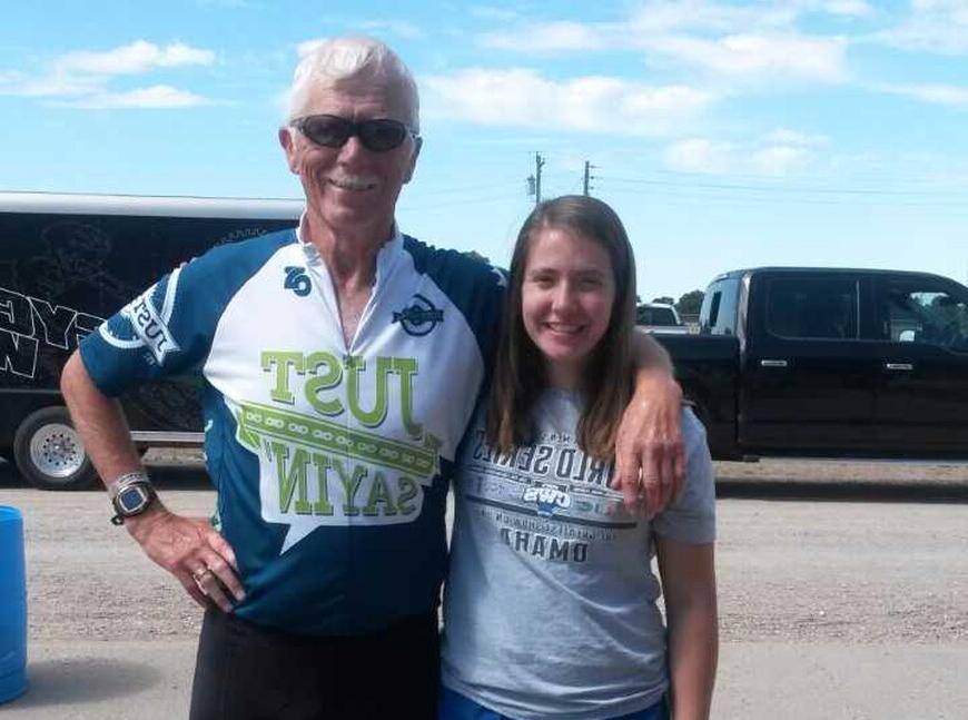 卡莉·亚当斯与自行车爱好者克莱顿·斯特雷奇站在一起