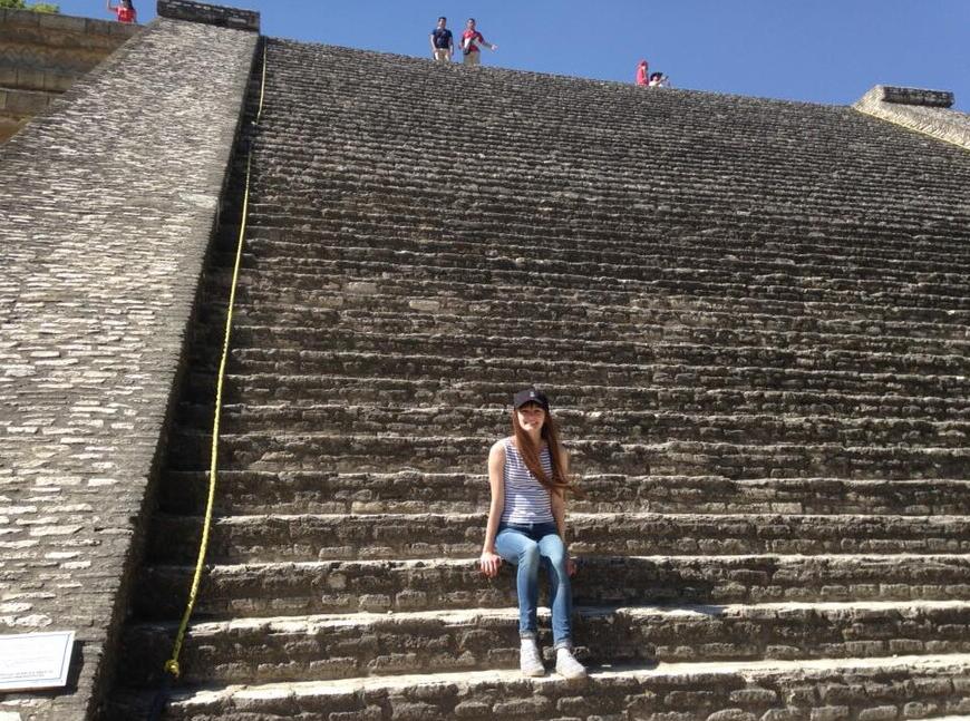 诺克斯在通往乔卢拉金字塔的楼梯上欣赏风景，这是世界上最大的金字塔.