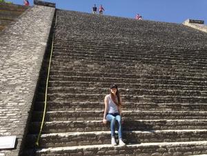 诺克斯在通往乔卢拉金字塔的楼梯上欣赏风景，这是世界上最大的金字塔.